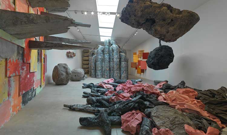 Installation view, Phyllida Barlow. Unscripted, Hauser & Wirth Somerset, 2024. © Phyllida Barlow Estate. Courtesy Phyllida Barlow Estate and Hauser & Wirth. Photo: Ken Adlard.
