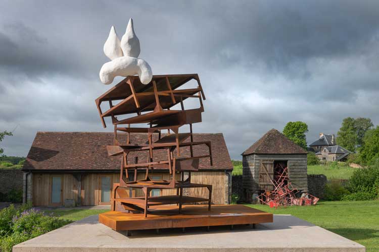 Installation view, Phyllida Barlow. Unscripted, Hauser & Wirth Somerset, 2024. © Phyllida Barlow Estate. Courtesy Phyllida Barlow Estate and Hauser & Wirth. Photo: Ken Adlard.