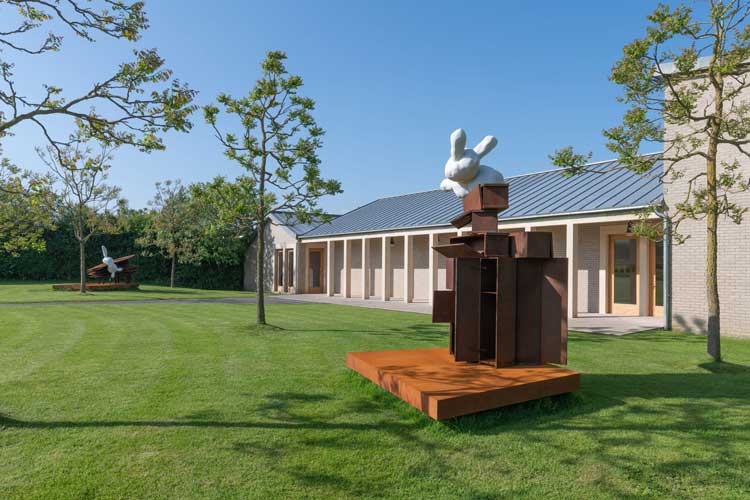 Installation view, Phyllida Barlow. Unscripted, Hauser & Wirth Somerset, 2024. © Phyllida Barlow Estate. Courtesy Phyllida Barlow Estate and Hauser & Wirth. Photo: Ken Adlard.