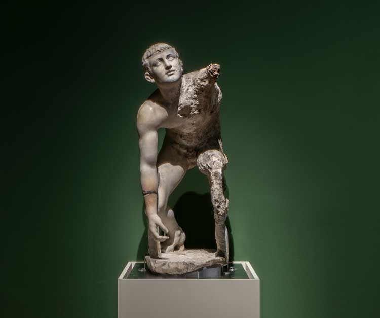 The Crouching Boy, Greek statue, early 1st century BCE. Installation view, Broken. The Power of the Fragment, Palazzo Strozzi, Florence, 25 September 2026 – 24 January 2027. Photo: Ela Bialkowska, OKNO Studio.