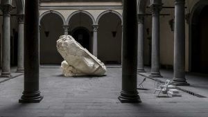 Mark Manders, Tilted Head, 2015-26. Installation view, Broken. The Power of the Fragment, Palazzo Strozzi, Florence, 25 September 2026 – 24 January 2027. Photo: Ela Bialkowska, OKNO Studio.