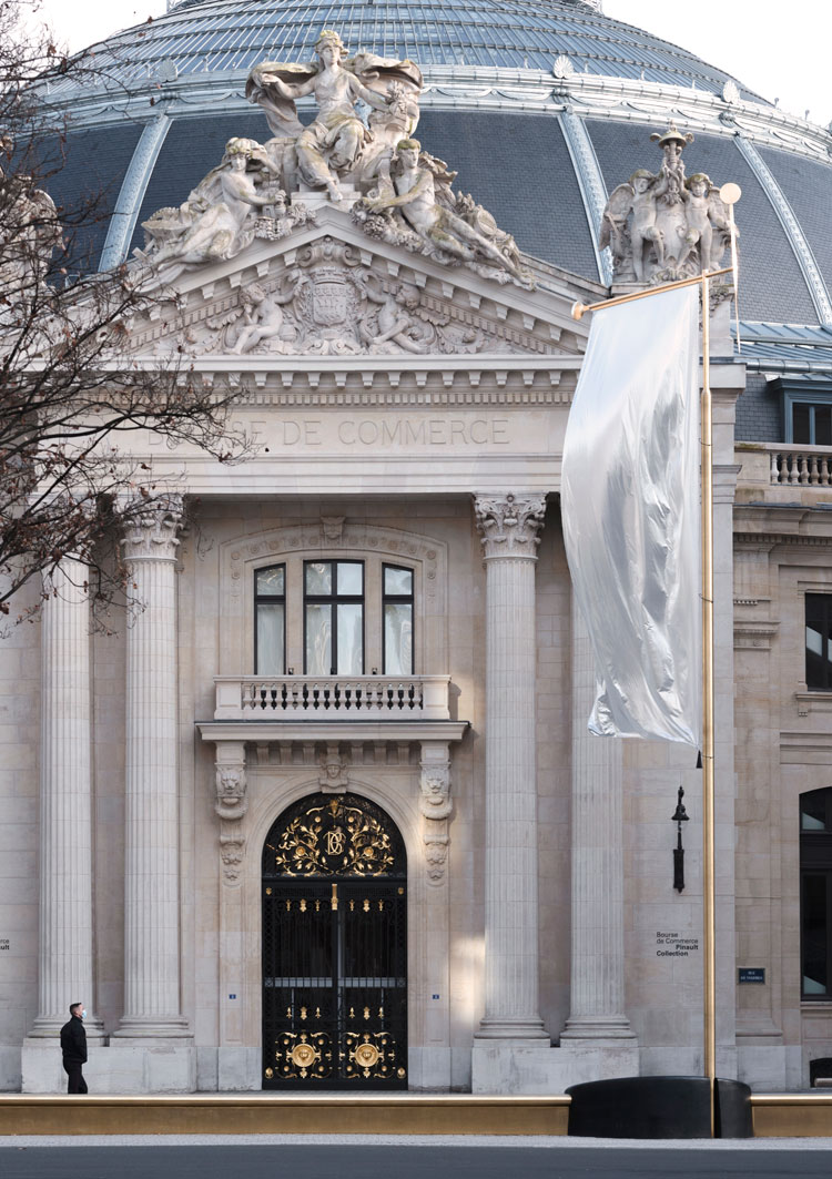 Bourse de Commerce (Majestic entrance portico), December 2020. © Studio Bouroullec. Courtesy Bourse de Commerce – Pinault Collection. Photo: Studio Bouroullec.