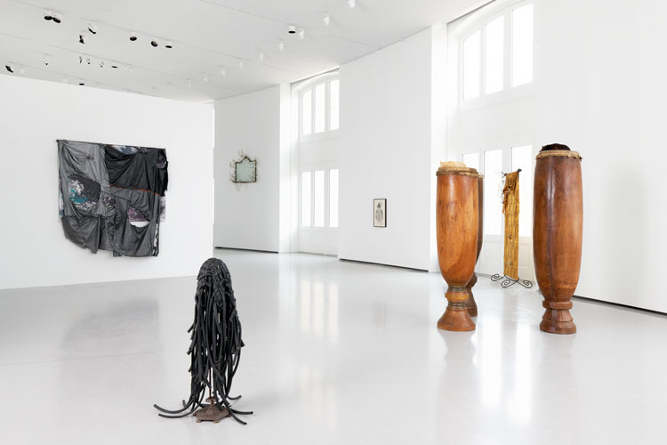 Exhibition view, Ouverture (featuring works by David Hammons), Bourse de Commerce – Pinault Collection, Paris 2021. Courtesy of the artist and Bourse de Commerce – Pinault Collection. Photo: Aurélien Mole.