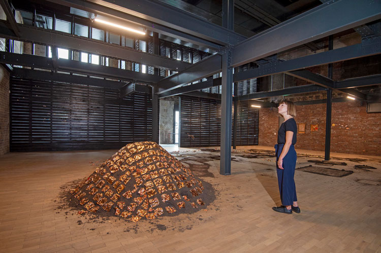 Karla Black. Waiver For Shade (detail), 2021. Thread, gold and copper leaf, Vaseline, earth, cosmetics, body moisturisers. Courtesy Galerie Gisela Capitain, Cologne and Modern Art, London. Photo: Tom Nolan.