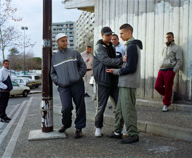 Mohamed Bourouissa, Le groupe, 2007. Périphérique series. C-print, 90 x 120 cm. © Mohamed Bourouissa. Courtesy the artist and kamel mennour, Paris / London.