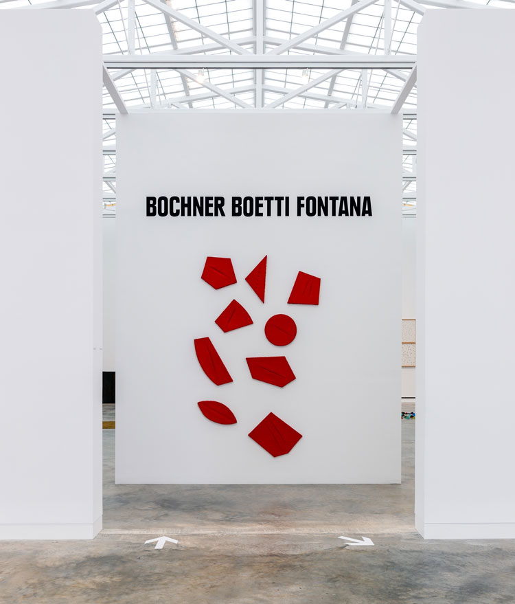 Lucio Fontana, Concetto Spaziale, Quanta, 1960. Bochner Boetti Fontana, installation view, Magazzino Italian Art 2 October – 11 January 2020. Photo: Alexa Hoyer. Courtesy of Magazzino Italian Art.