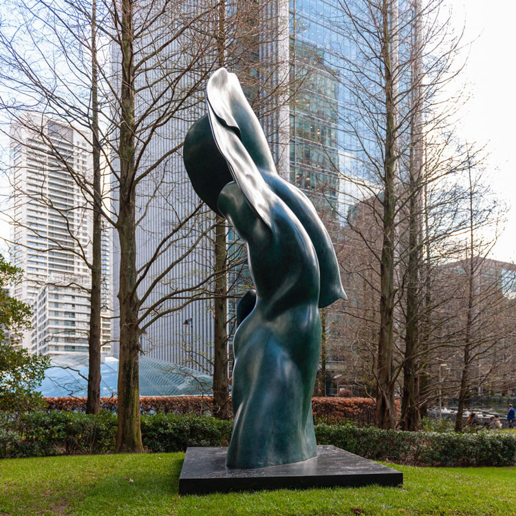 Helaine Blumenfeld, Ascent, 2007. Bronze, 335 x 200 x 165 cm. Photo © Henryk Hetflaisz.