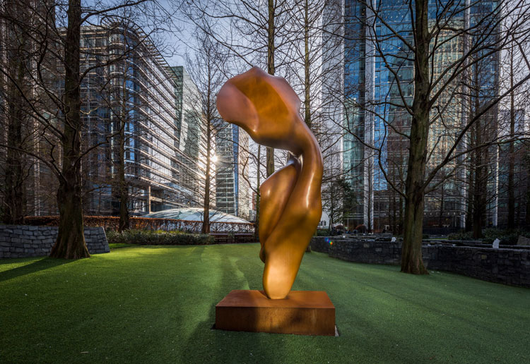 Helaine Blumenfeld, Flight, 2019. Bronze, 320 x 110 x 110 cm. Photo © Henryk Hetflaisz.