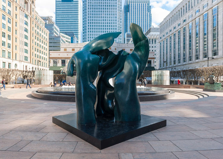 Helaine Blumenfeld, Illusion, 2018. Bronze, three-part sculpture, 356 x 275 x 275 cm. Photo © Henryk Hetflaisz.