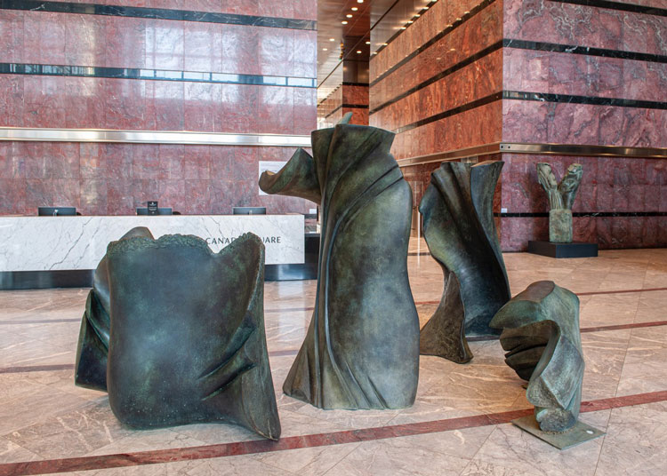 Helaine Blumenfeld, Souls, 1985. Bronze, four-part sculpture, 200 x 150 x 100 cm; 180 x 120 x 90 cm; 160 x 120 x 90 cm; 140 x 90 x 90 cm. Photo © Henryk Hetflaisz.