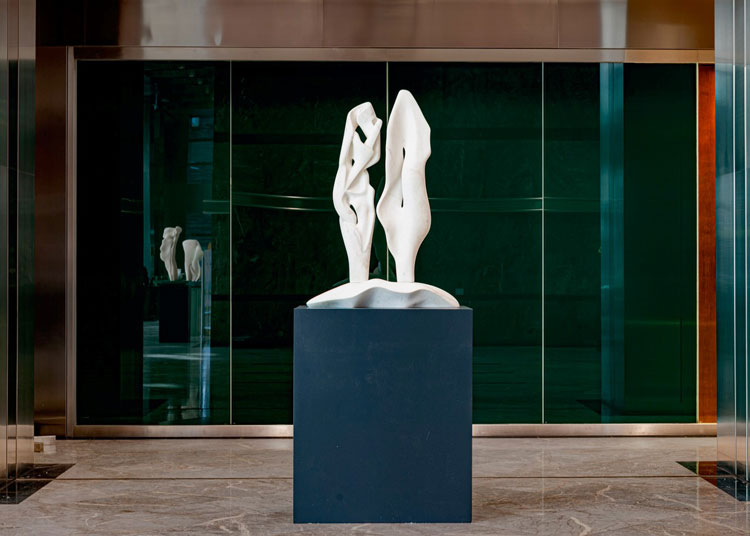 Helaine Blumenfeld, Shadow Figures, 1990. White marble, three-part sculpture on base, 130 x 95 x 37 cm. Photo © Henryk Hetflaisz.