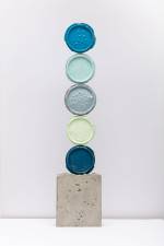 David Batchelor. Geo-Concreto 06, 2018. Tin lids, gloss paint and concrete, 69 x 15 x 5 cm. Photo: Lucy Dawkins. Courtesy of the Artist and Ingleby, Edinburgh.