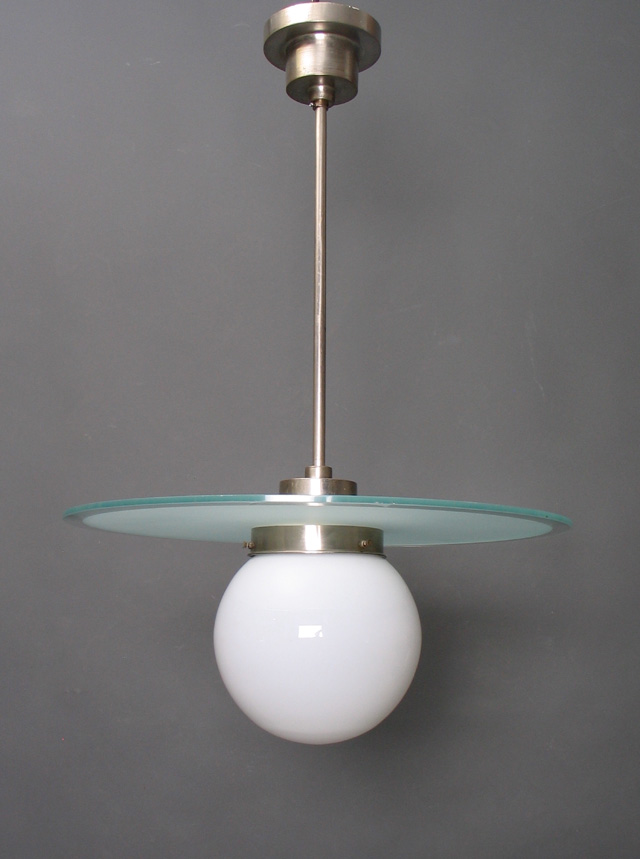 Willem Hendrik Gispen. Giso 22 pendant lamp, 1927. Milk glass, chromium-plated copper, diameter 40 cm, manufactured by Gispen’s Fabriek voor Metaalbewerking, Rotterdam. Museum Boijmans Van Beuningen, Photo: Ad van den Bruinhorst.