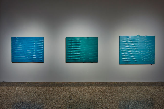 Agostino Bonalumi. Left: Azzurro (Light Blue), 1989. Shaped canvas and vinyl tempera, 114 x 146 cm; Right: Azzurro (Light Blue), 1988. Shaped canvas and vinyl tempera, 130 x 162 cm; Centre: Verde (Green), 1988. Private collection. © ALTO//PIANO – Agostino Osio photography.