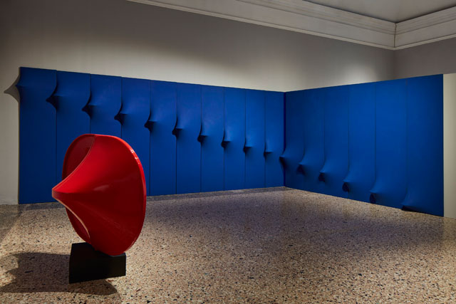 Agostino Bonalumi. Blue abitabile (opera ambiente) [Inhabitable Blue (environmental artwork], 1967. Shaped canvas and vinyl tempera, 300 x 340 cm. Private collection. © ALTO//PIANO – Agostino Osio photography.