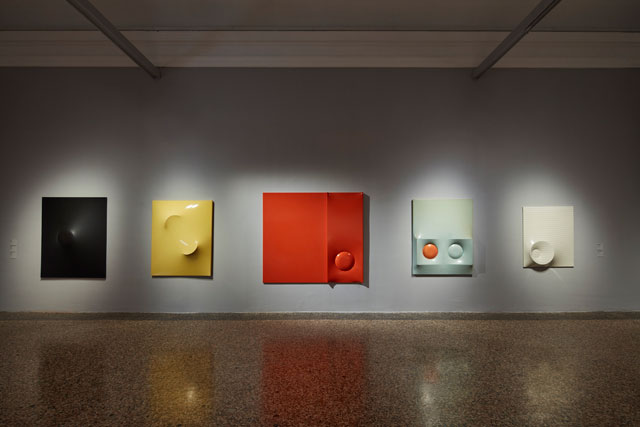 Agostino Bonalumi. Centre: Arancione (Orange), 1968. Shaped cire, 200 x 180 cm. © ALTO//PIANO – Agostino Osio photography.