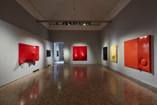 Agostino Bonalumi. Centre: Rosso (Red), 1968. Shaped cire, 210 x 210 cm. Koelliker Collection Courtesy Robilant+Voena. © ALTO//PIANO – Agostino Osio photography.