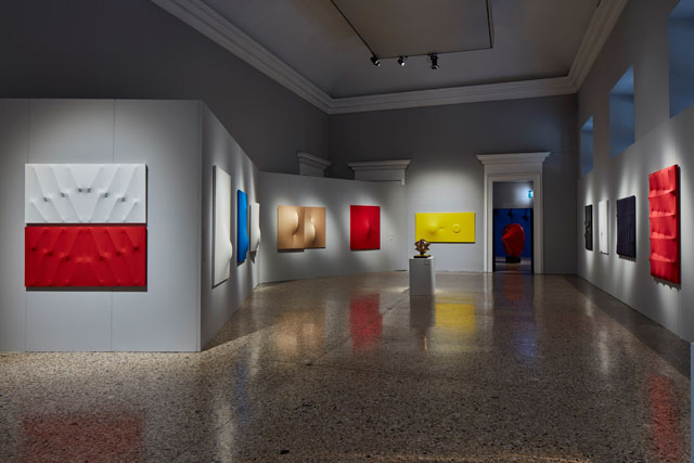 Agostino Bonalumi. Installation view, Palazzo Reale, Milan. © ALTO//PIANO – Agostino Osio photography.