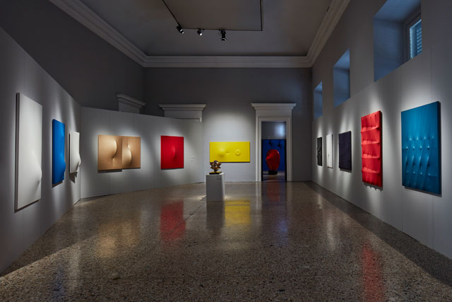 Agostino Bonalumi. Installation view, Palazzo Reale, Milan. © ALTO//PIANO – Agostino Osio photography.