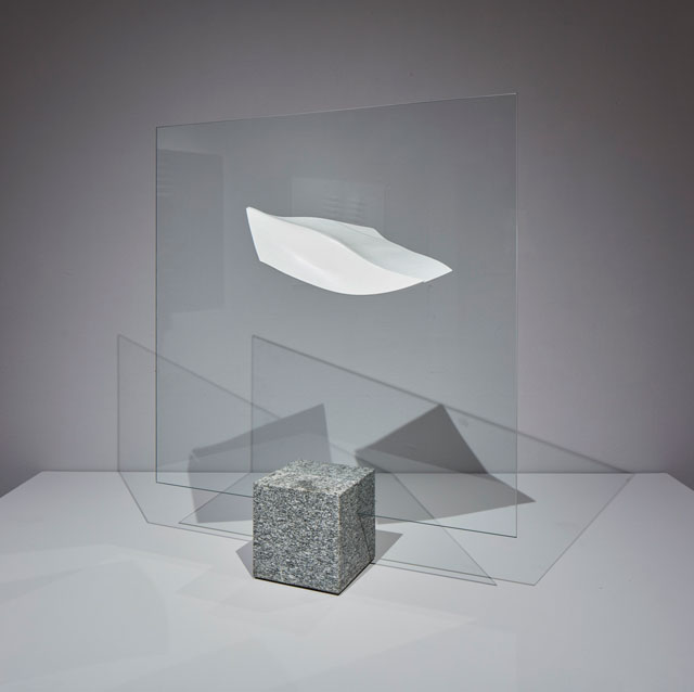 Agostino Bonalumi. Rapporti (Relationships), 1978. Fibreglass, crystal and marble, 99 x 86 x 52 cm.  Private collection. © ALTO//PIANO – Agostino Osio photography.