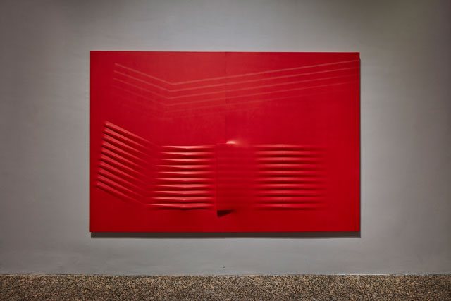 Agostino Bonalumi. Rosso (Red), 1981. Shaped canvas and vinyl tempera, 200 x 300 cm. Mazzoleni, London-Turin. © ALTO//PIANO – Agostino Osio photography.