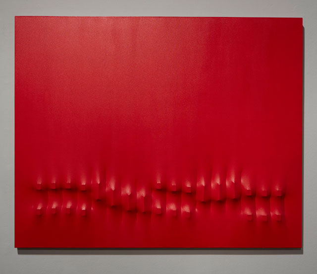 Agostino Bonalumi. Rosso (red), 1973. Shaped canvas and water enamel, 121 x 151 cm. Private collection. © ALTO//PIANO – Agostino Osio photography.