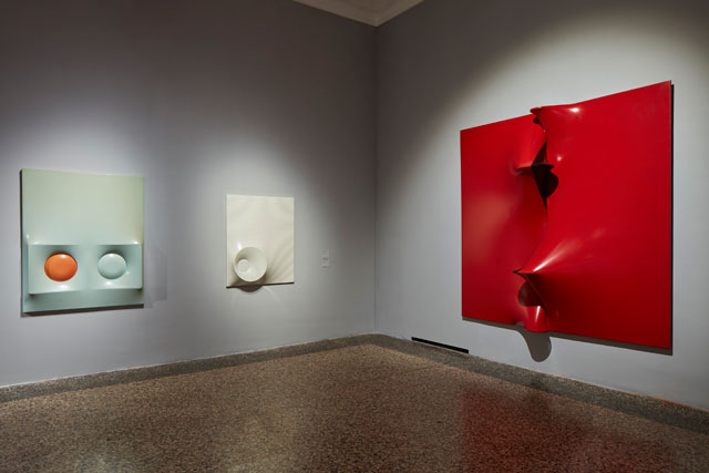 Agostino Bonalumi. Right: Rosso e nero (Red and Black), 1968; Left: Arancione e celeste (Orange and Light Blue), 1968. Shaped cire, 15 x 120 cm. Private collection. © ALTO//PIANO – Agostino Osio photography.