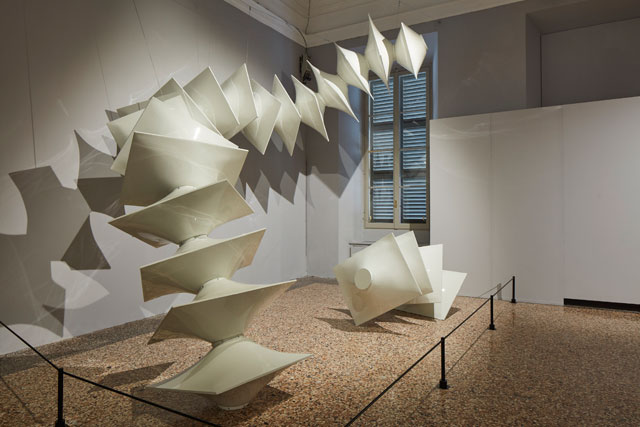 Agostino Bonalumi. Struttura modulare bianca (White Modular Structure), 1970. Fibreglass and nitro, dimensions variable. One module = 80 x 100 x 70 cm. Private collection. © ALTO//PIANO – Agostino Osio photography.