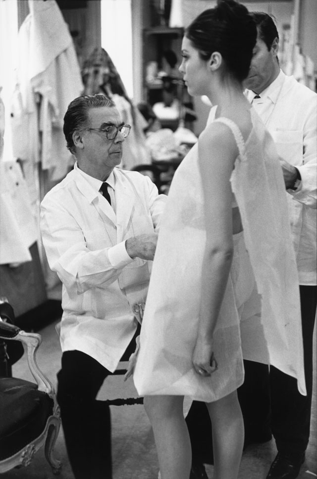 Cristóbal Balenciaga at work, Paris, 1968. Photograph by Henri Cartier-Bresson © Henri Cartier-Bresson, Magnum Photos.