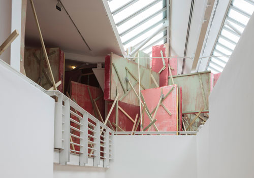 Phyllida Barlow. Untitled: blockade, 2015. Timber, polystyrene, paint, scrim, cement, plaster, bonding plaster, plywood, foam board, cardboard, pinboard, approx. 430 x 1240 x 1800 cm. Courtesy the artist and Hauser & Wirth. Photograph: Ruth Clark.