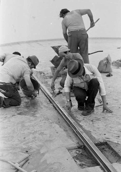 Joseph Beuys and Venetian craftsmen installing Tramstop 1976. Photo credit Caroline Tisdall. Copyright DACS 2004