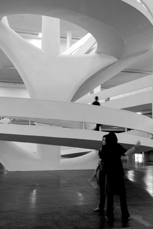 Bienal Internacional de Arte de São Paulo: Ciccilo Matarazzo Pavilion, slopes. Photographer: Eliza Ramos