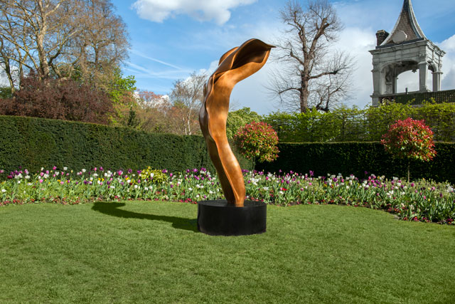 Helaine Blumenfeld. Meridiana, 2016. Bronze, 220(h) x 140 x 140 cm. Photograph: Henryk Hetflaisz.