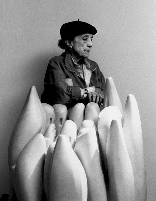 Louise Bourgeois in 1990 with her marble sculpture Eye to Eye (1970). Photo: Raimon Ramis © Louise Bourgeois