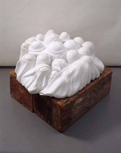 Louise Bourgeois.<em> Cumul I</em>, 1968. Marble, wood plinth 51 x 127 x 122 cm. Fonds National d‚art contemporain. Attribution au Musée National D'art moderne, Centre Pompidou en 1976. Centre Pompidou, Paris. Musée National D'art moderne / Centre de Création Industrielle. © Louise Bourgeois