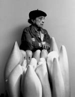 Louise Bourgeois in 1990 with her marble sculpture Eye to Eye (1970). Photo: Raimon Ramis © Louise Bourgeois