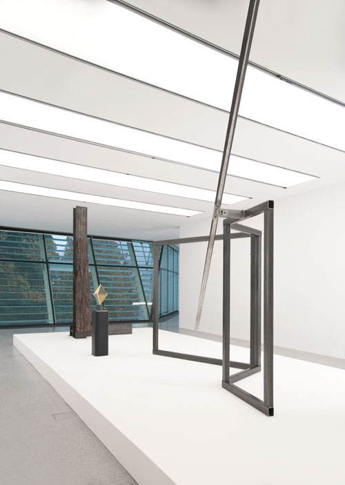 Carol Bove. New setting for Ambiente, 2014. Courtesy the artist, Maccarone, New York and David Zwirner, New York/London. Installation view, Carol Bove/Carlo Scarpa, Museion, Bolzano. © Museion. Photograph: Augustin Ochsenreiter.