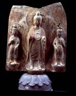 Triad 
            with mandorla, Late Northern Wei dynasty (386-534). Limestone, 113 
            x 95.5 x 30 cm. Qingzhou Municipal Museum, Shandong Province. Photo 
            © The State Administration of Cultural Heritage, People's Republic 
            of China