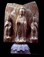 Triad 
            with mandorla, Late Northern Wei dynasty (386-534). Limestone, 113 
            x 95.5 x 30 cm. Qingzhou Municipal Museum, Shandong Province. Photo 
            © The State Administration of Cultural Heritage, People's Republic 
            of China