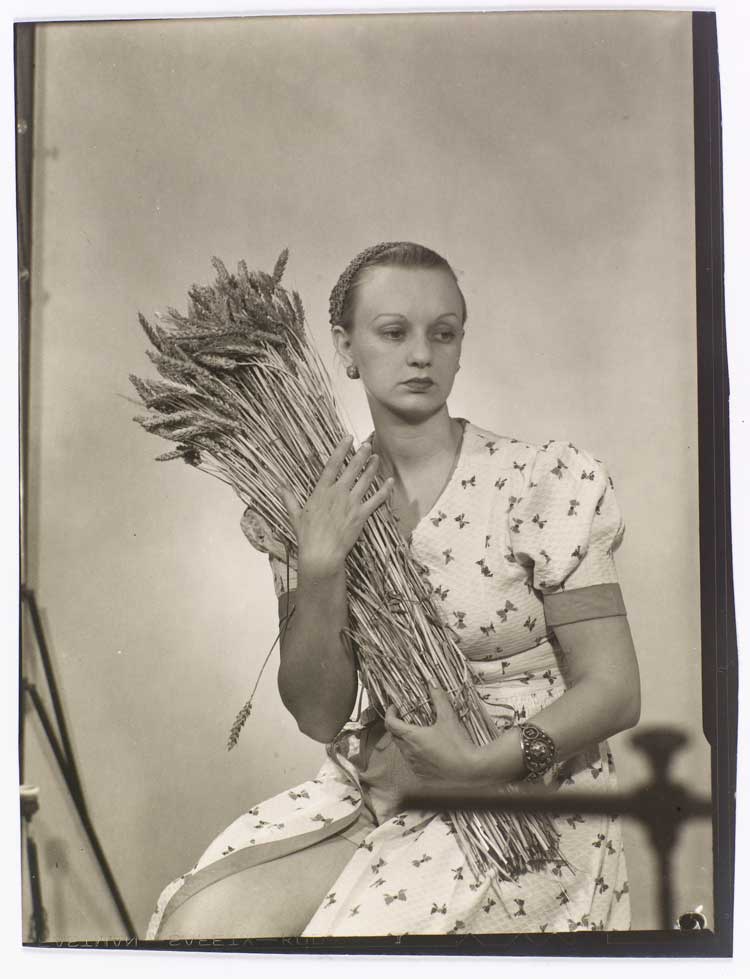 Man Ray (Radnitsky Emmanuel). Ithell Colquhoun, c1932. © Man Ray Trust / ADAGP Paris, Centre Pompidou - Musée national d'art moderne - Centre de création industrielle © Centre Pompidou, MNAM-CCI, Dist. GrandPalaisRmn / Guy Carrard.