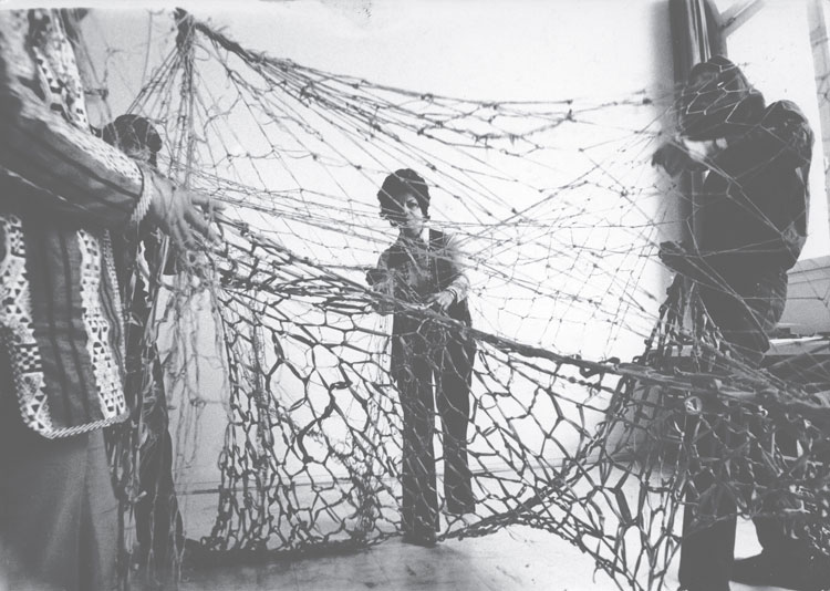 Lygia Clark. Rede de Elásticos (Elastic Net), 1973. Rede de Elásticos, Paris, sem data. Photo: Hagêge A. Courtesy of Associacão Cultural O Mundo de Lygia Clark.