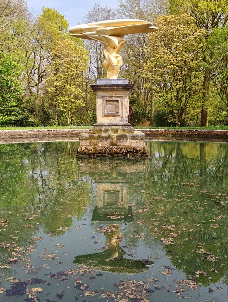 Over the Earth, 2015. Fibreglass, 320 x 145 x 523 cm. Tony Cragg at Castle Howard. Photo: Juliet Rix.