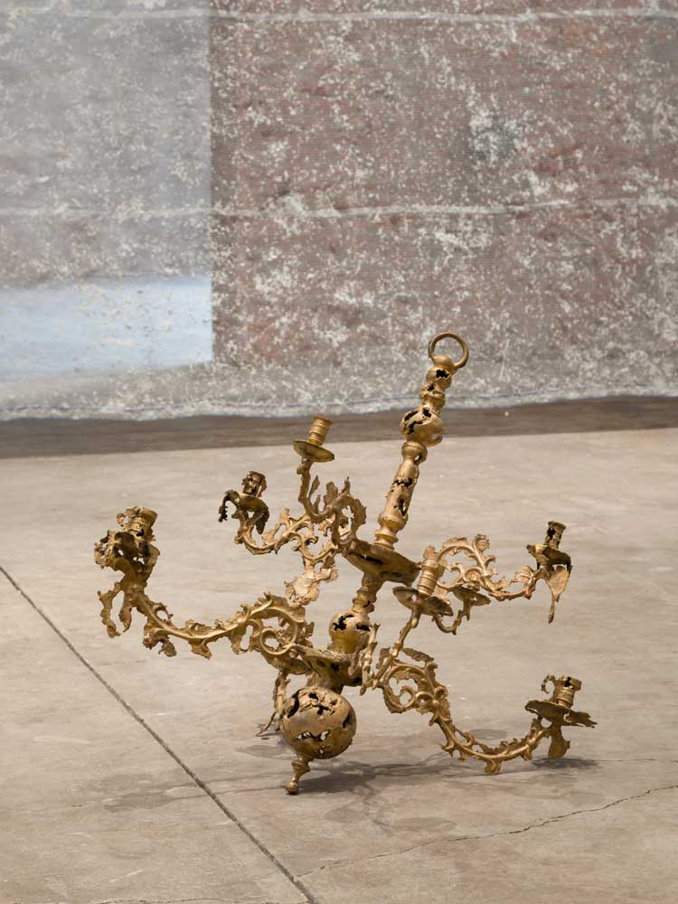 Tania Pérez Córdova, A Chandelier Into a Chandelier (Un candelabro en un candelabro), 2023. Brass chandelier that was cast, melted, and recast into its own mold, 33 x 34 x 34 in (84 x 86 x 86 cm). Installation view, Tania Pérez Córdova: Generalization, SculptureCenter, New York, 2023. Commissioned by SculptureCenter, New York. Courtesy the artist and Tina Kim Gallery, New York. Photo: Charles Benton.