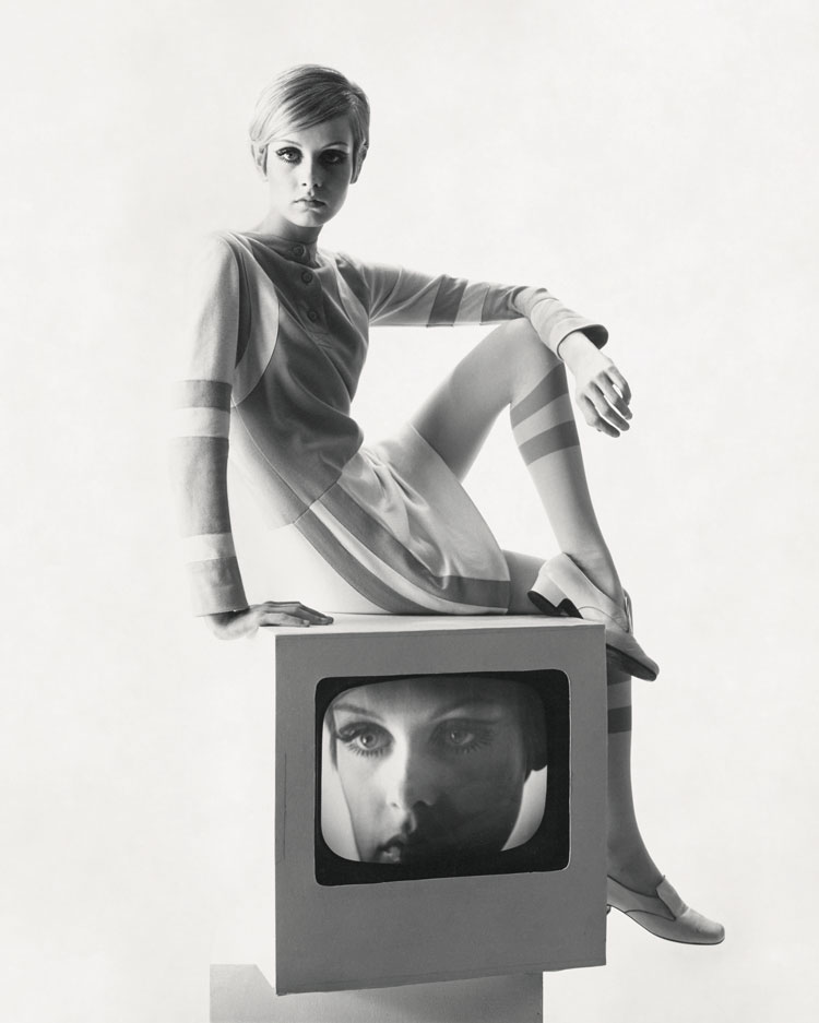 Bert Stern. Twiggy wearing a mod minidress by Louis Féraud, and leather shoes by François
Villon, Vogue, 1967. © Condé Nast.