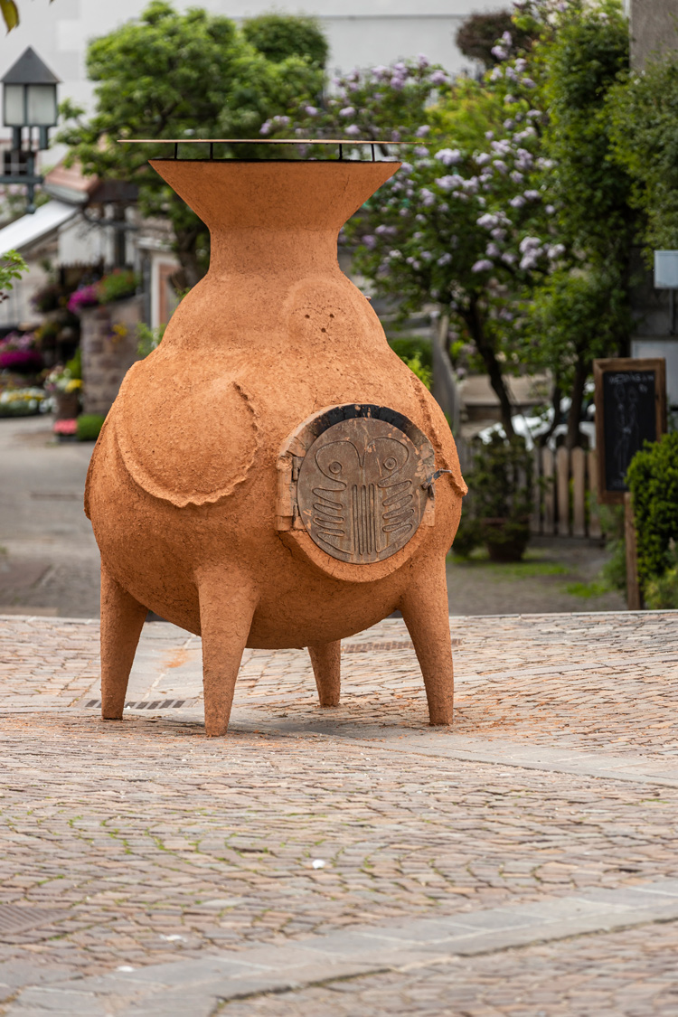 Gabriel Chaile, Brenda, 2022. Installation view, Piazza Sant'Antonio, Ortisei. Commissioned by Biennale Gherdëina, 2022. Photo: Tiberio Sorvillo. Courtesy of the Artist and BARRO Arte Contemporáneo, Buenos Aires and ChertLüdde, Berlin.