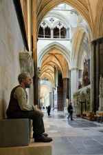 Sean Henry, Seated Man, 2004. Ceramic, oil paint. 84 x 33 x 30.5 cm. Courtesy of the artist. Installation view, Salisbury Cathedral, photo Ash Mills.