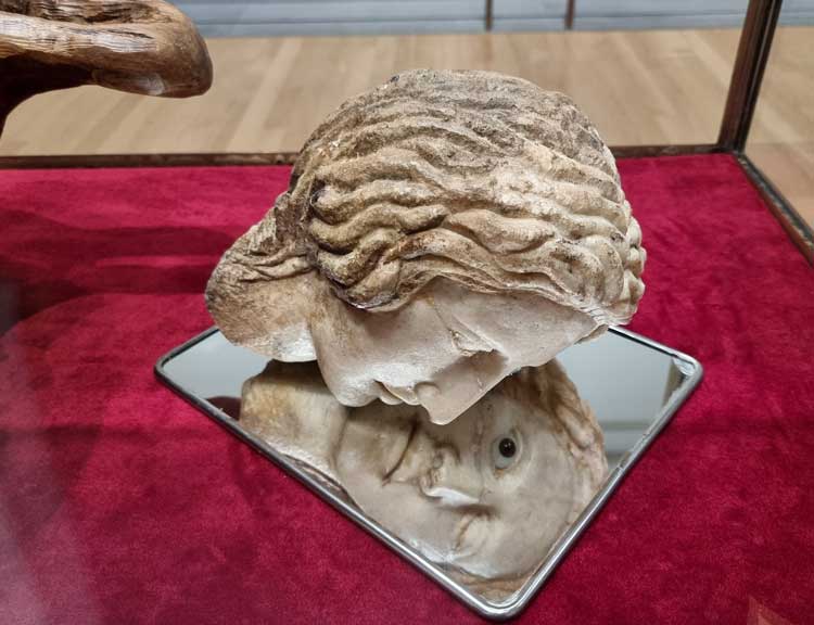 Ali Cherri. The Toilet of Venus, (The Rokeby Venus), after Velázquez, 2022. 19th-century marble head, wood, glass eye and velvet. Commissioned by the National Gallery, London, as part of the 2021 National Gallery Artist in Residence programme. Photo: Juliet Rix.