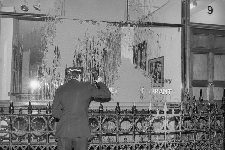 Cork Street Attack, Nicola Jacobs Gallery, London, 1985. Photo: Andrew Catlin.