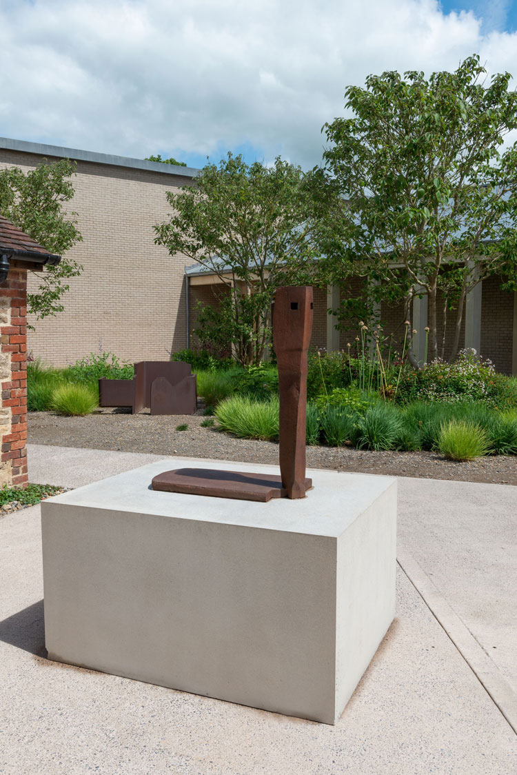 Eduardo Chillida, Begirari III (The Watcher III) 1994. Steel. 96.5 x 82.4 x 37.5 cm (38 x 32 ½ x 14 ¾ in). Installation view, Eduardo Chillida, Hauser & Wirth Somerset, 2021. Courtesy the Estate of Eduardo Chillida and Hauser & Wirth. Photo: Ken Adlard. © Zabalaga Leku. San Sebastián, VEGAP (2021).