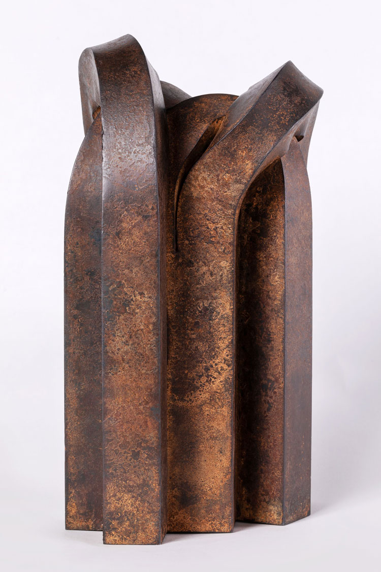 Eduardo Chillida, Lotura VIII (Knot VIII), 1991. Iron, 36 x 18 x 18 cm (14 1/8 x 7 1/8 x 7 1/8 in). Photo: Alex Abril.© Zabalaga Leku. San Sebastián, VEGAP (2021). Courtesy of the Estate of Eduardo Chillida and Hauser & Wirth.